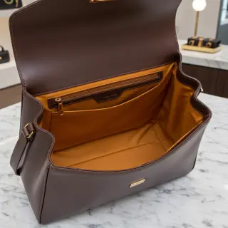 Satén cognac