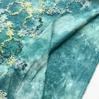 Bavlnená látka TIE DYE EMBROIDERY Eva tape design B