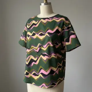 Bavlnená látka SATIN Abstract waves dark green