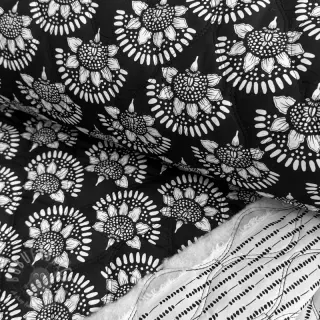 Katoenen stof VOILE STEPPED Bouquet flowers black digital print