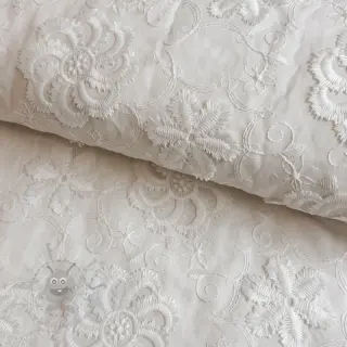 Katoenen stof EMBROIDERY Catchy Flowy white