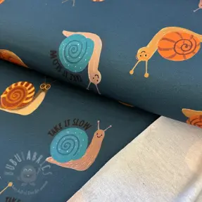 Geruwde sweaterstof Snails petrol digital print