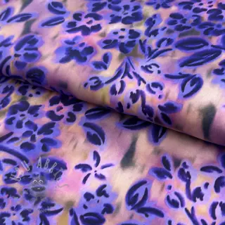 Katoenen stof SATIN Purple flowers digital print